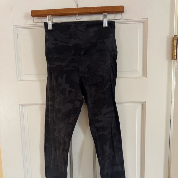 Size 4 Lululemon Align capri camo leggings - Picture 3 of 3